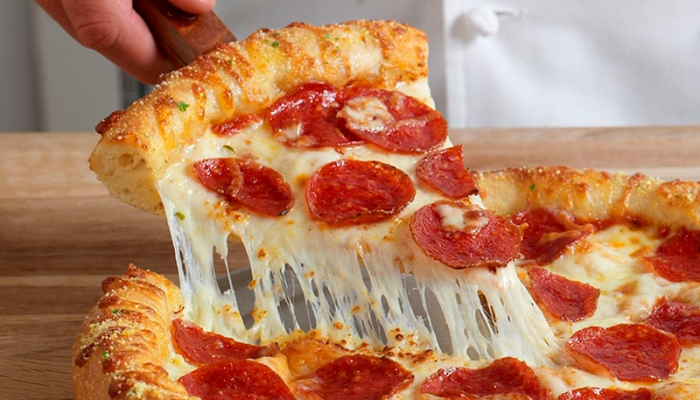 Celebremos con una deliciosa y tradicional pizza de pepperoni