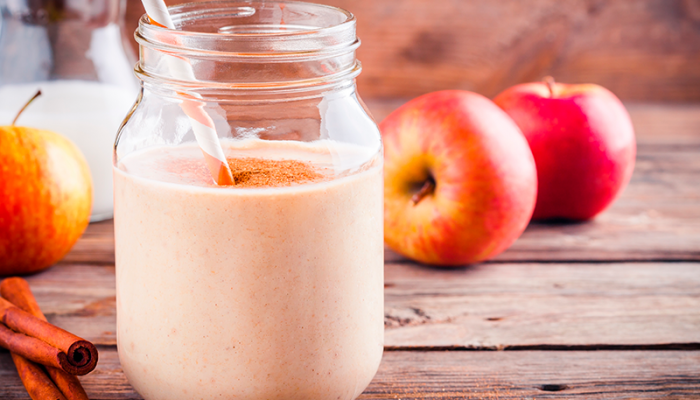 Deléitate con un refrescante smoothie de manzana
