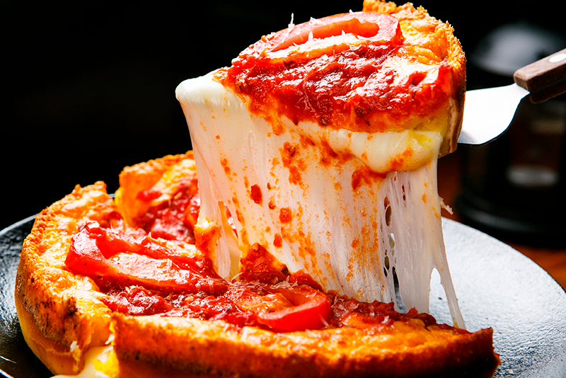 Siente-el-sabor-de-Chicago-en-una-exquisita-Deep-dish-pizza--Foto destacada