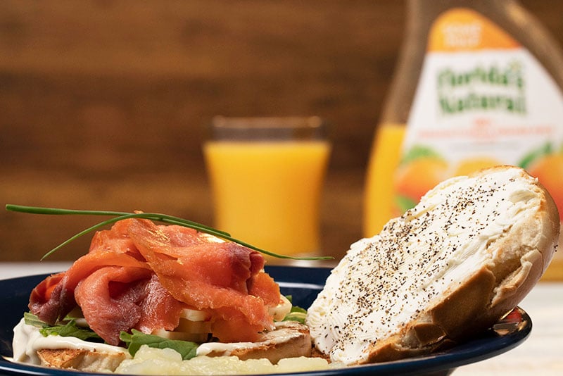 Bagels con salmón ahumado, queso y puré de peras