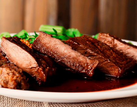 Carne de res con salsa de vino tinto