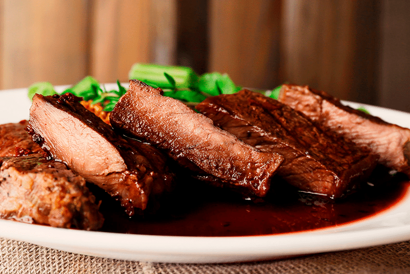 Carne de res con salsa de vino tinto