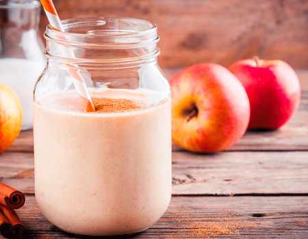 Deléitate con un refrescante smoothie de manzana