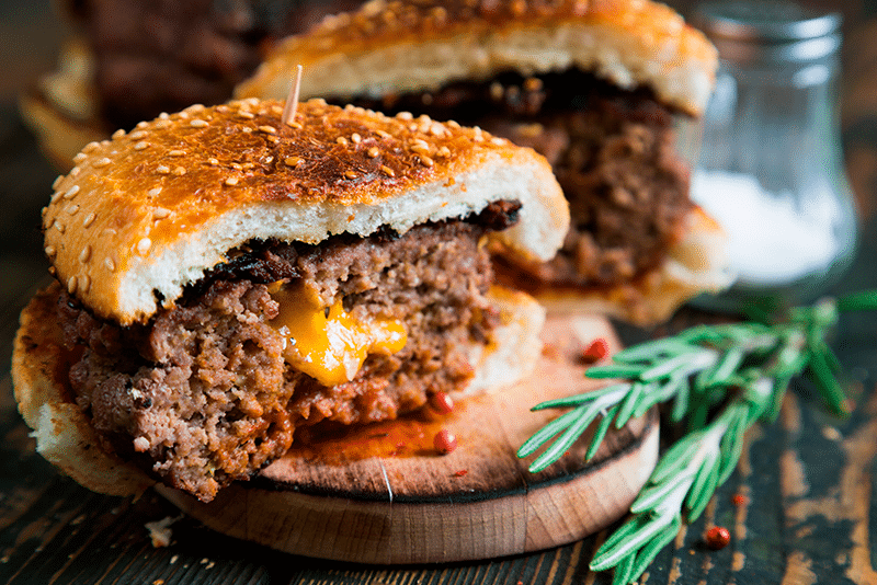 Comparte-en-familia-unas-exquisitas-hamburguesas-rellenas-con-queso-cheddar--Foto destacada