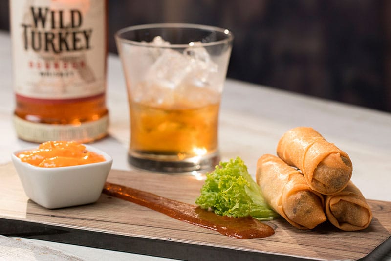 Springrolls de punta de anca con salsa bbq, mostaza dijon y whiskey