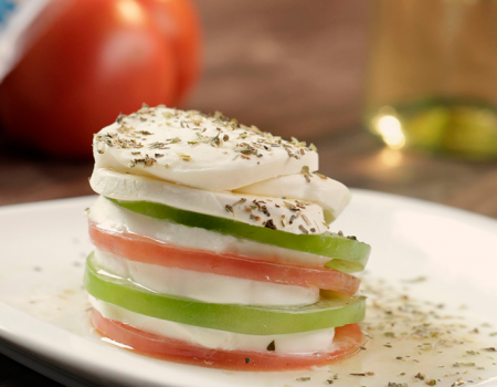 torre-de-tomate-y-queso-mozzarella-con-vinagreta-de-vino-blanco