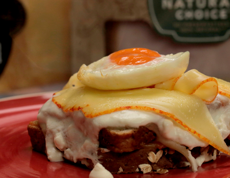 Croque madame con jamón de pavo