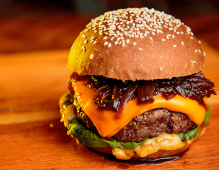 Rompe la rutina con una suculenta hamburguesa con queso