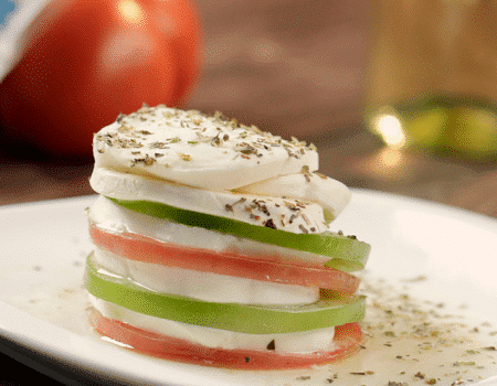 Torre de tomate y queso mozzarella con vinagreta de vino blanco