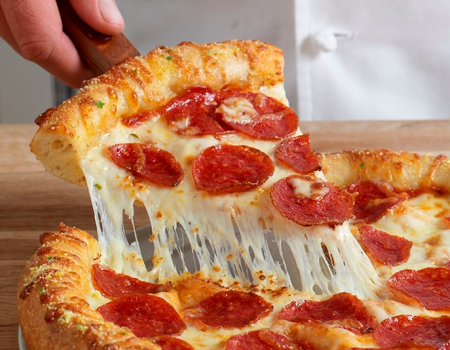 Celebremos con una deliciosa y tradicional pizza de pepperoni