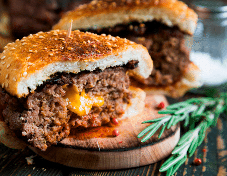 Comparte en familia unas exquisitas hamburguesas rellenas con queso cheddar