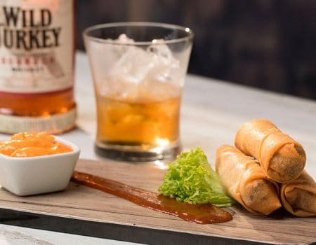 Springrolls de punta de anca con salsa bbq, mostaza dijon y whiskey