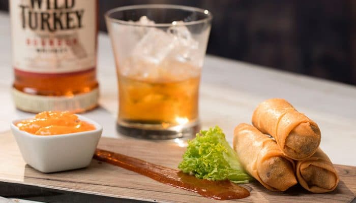 Springrolls de punta de anca con salsa bbq, mostaza dijon y whiskey