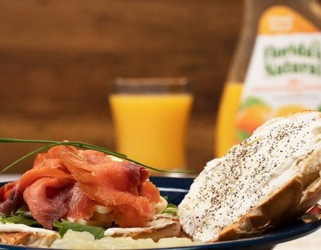 Bagels con salmón ahumado, queso y puré de peras