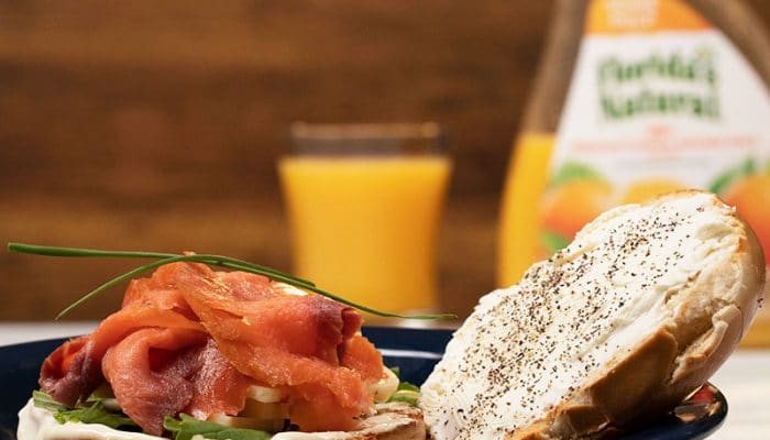 Bagels con salmón ahumado, queso y puré de peras