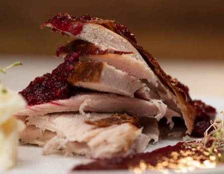 Pavo navideño con salsa de arándanos y moras