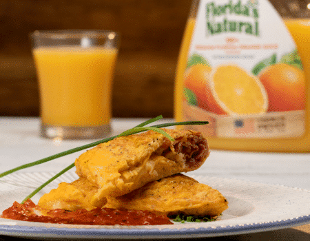 Omelette con maíz dulce, queso, jamón serrano y salsa roja