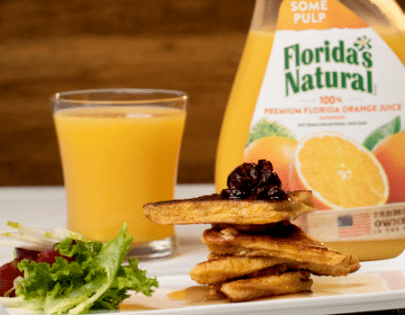 Tostadas francesas con arándanos, peras, uvas y mantequilla de maní