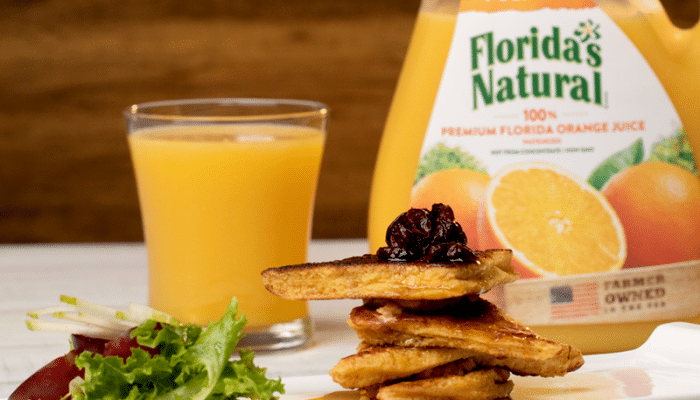 Tostadas francesas con arándanos, peras, uvas y mantequilla de maní