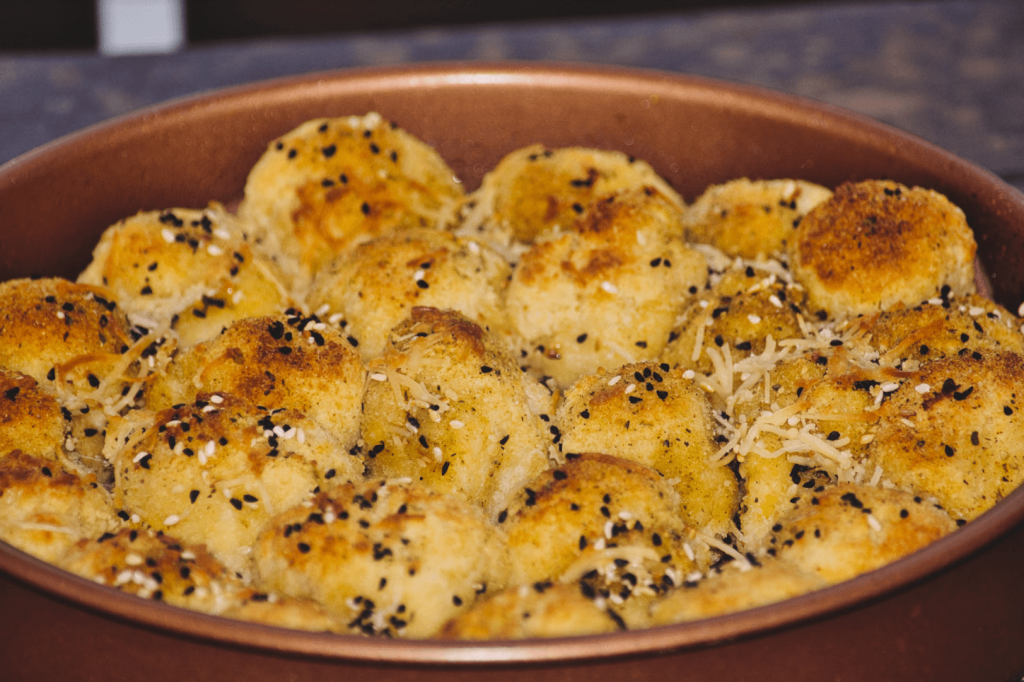 Pan keto de queso parmesano y mantequilla de ajo
