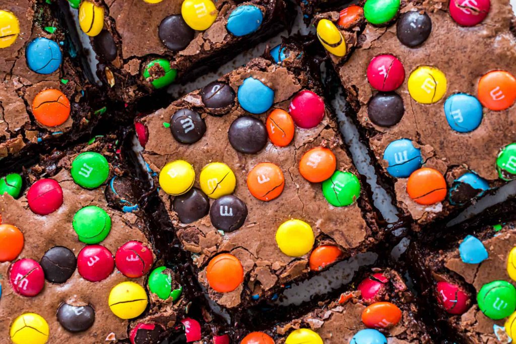 Porciones de Brownie de chocolate con m&m's