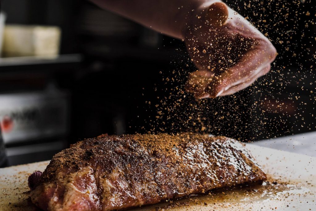 Condimentación de un corte de carne