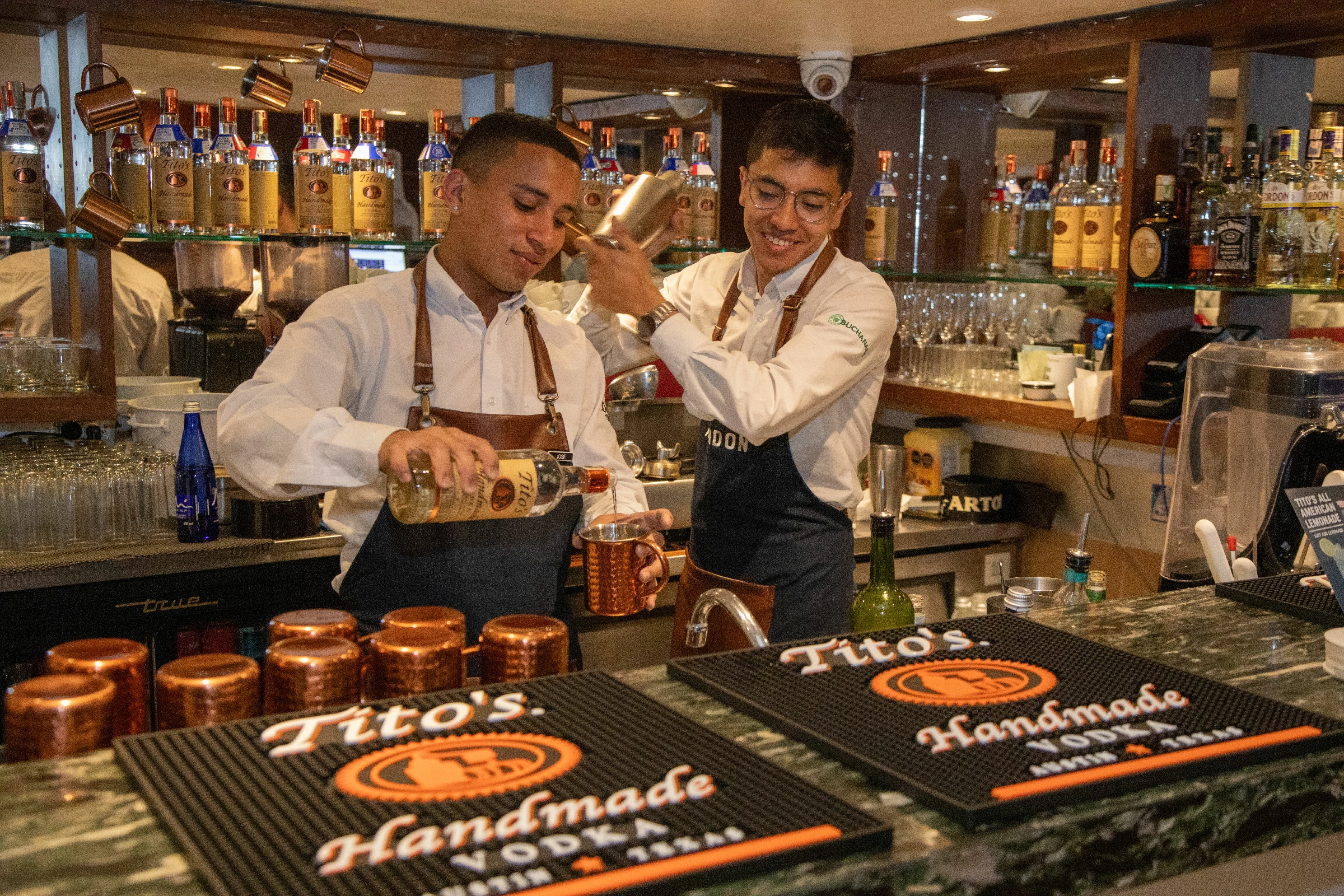 Bartenders de Vodka Titos